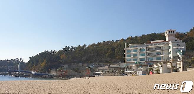 코로나19 확진자 방문으로 임시폐쇄된 삼천포 소재 사우나(사진)가 방역을 완료하고 12일 부터 영업을 재개한다. © 뉴스1