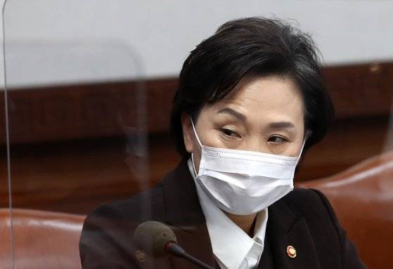 김현미 국토교통부 장관이 10일 오전 서울 종로구 세종로 정부서울청사에서 열린 국무회의에서 정세균 총리의 모두발언을 듣고 있다. ［뉴스1］