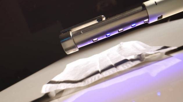 클리어스캔으로 마스크 표면을 살균하고 있다. 클리어윈 제공