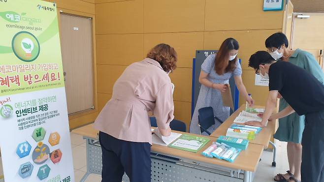 양천구 직원들이 에코마일리지 가입을 독려하는 모습. 양천구 제공