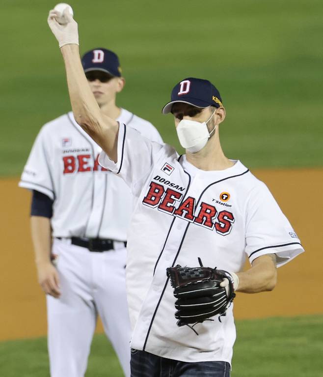 두산의 전 투수 니퍼트가 지난 4일 서울 잠실야구장에서 열린 2020 KBO 포스트시즌 준플레이오프(준PO) 1차전 LG 트윈스와의 경기에서 두산 선발 플렉센의 앞에서 시구를 하고 있다. 연합뉴스