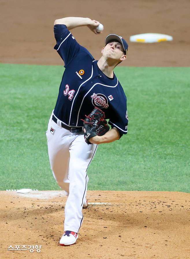 두산 베어스 플렉센이 9일 서울 고척스카이돔에서 열린 2020 신한은행 SOL KBO 플레이오프 1차전 kt 위즈와의 경기에서 역투하고 있다. 고척 | 이석우 기자