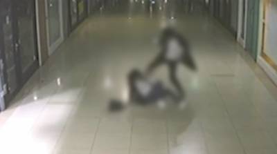 지난 7일 남성이 여성을 발로 차는 장면이 담긴 부산 덕천지하상가 CCTV [SNS 캡처. 재판매 및 DB 금지]