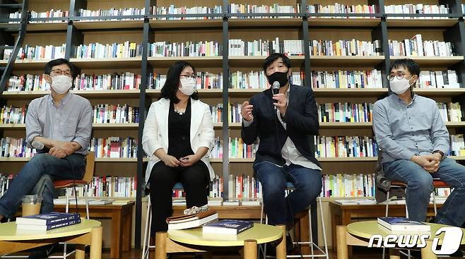 서민 단국대 의대 교수가 25일 오후 서울 강남구 최인아책방에서 열린 '한번도 경험해보지 못한 나라(조국흑서) 저자 간담회'에서 발언을 하고 있다. 왼쪽부터 진중권 전 동양대학교 교수, 권경애 변호사, 서민 교수, 김경율 회계사(전 참여연대 집행위원장). 2020.9.25/뉴스1 © News1 민경석 기자