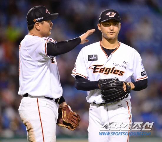 김태균(왼쪽)과 안영명. 스포츠조선DB