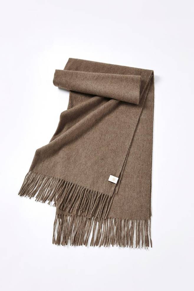 차분한 브라운 컬러가 매력적인 와이드 실루엣 머플러, LOW CLASSIC