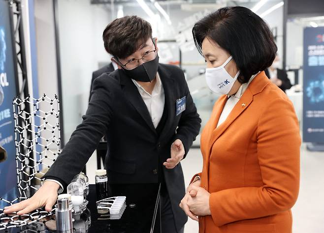 박영선 중소벤처기업부 장관이 11일 서울 금천구 지캠프에서 열린 소부장 스타트업 100 출범식에서 전시 부스를 관람하고 있다.