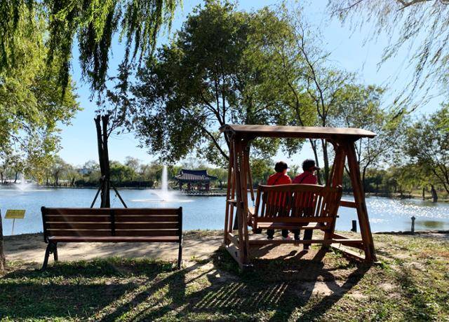 현재 궁남지는 삼국사기에서 묘사한 것과 흡사하게 정비돼 있다. 연못 가장자리에 심은 버드나무가 운치 있다.