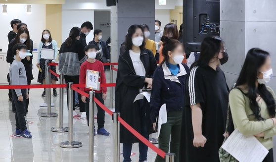 서울 강서구 한국건강관리협회 서울서부지부에 시민들이 독감백신을 접종을 받기 위해 기다리고 있다. 사진은 기사 본문과 관련 없음. 뉴스1