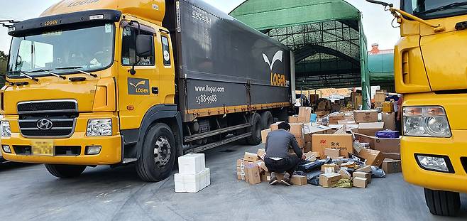 ⓒ시사IN 송지혜10월23일 김영원씨가 일했던 경남 창원 로젠택배 부산강서지점 터미널에서 택배기사가 택배 상자를 정리하고 있다.