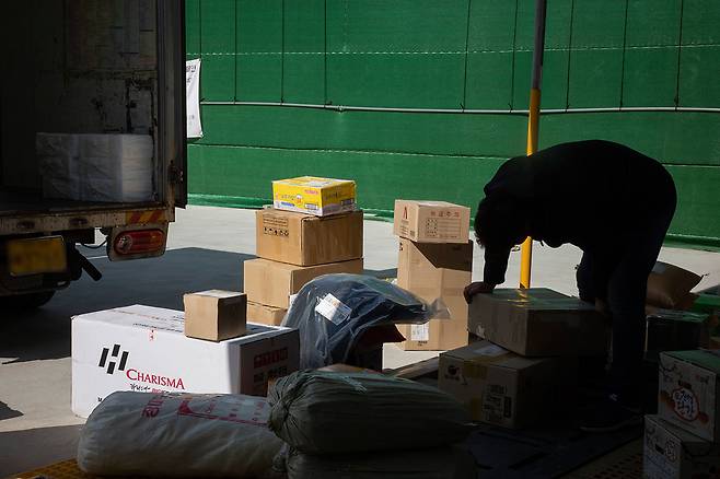 ⓒ시사IN 신선영10월26일 부산강서지점 터미널에서 파업 중인 노조원 대체인력이 택배 상자를 정리하고 있다.