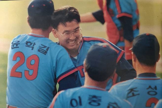 ▲ 롯데 염종석(왼쪽에서 2번째)은 1992년 17승을 거두며 신인왕에 오른 뒤 포스트시즌에서도 4승1세이브를 수확했다. 28년 전 롯데의 마지막 한국시리즈 우승에 혁혁한 공을 세운 염종석이 대선배 윤학길(왼쪽)에게 축하를 받고 있다. ⓒKBO