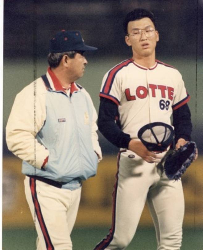 ▲ 1992년 롯데 강병철 감독과 염종석. 롯데는 이 해에 마지막 한국시리즈 우승을 차지했다. ⓒ롯데 자이언츠