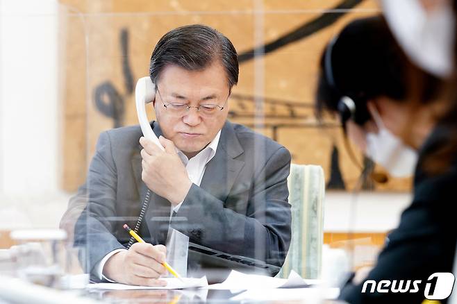 문재인 대통령이 12일 청와대 관저 접견실에서 조 바이든 미국 대통령 당선인과 전화통화를 하고 있다. (청와대 제공) 2020.11.12/뉴스1