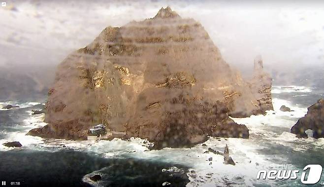 제10호 태풍 '하이선(HAISHEN)'이 한반도를 강타한 10일 오전 국토 최동단 독도가 세찬 비바밤을 맞으며 꿋꿋이 자리를 지키고 있다. (독도전망대 실시간 웹방송 캡처) 2020.9.7/뉴스1