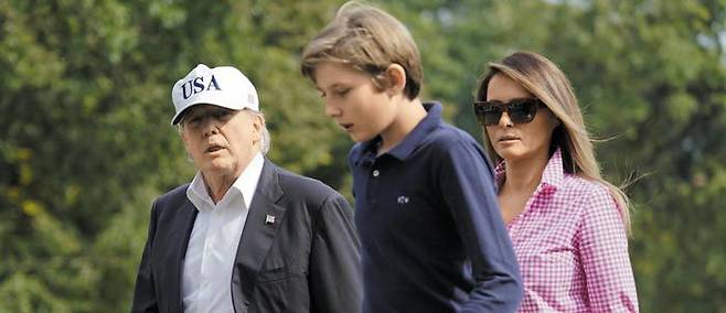 도널드 트럼프(왼쪽) 미국 대통령과 막내 아들 배런(가운데), 영부인 멜라니아 여사. /AP 연합뉴스
