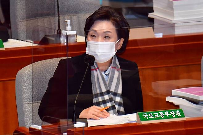 김현미 국토교통부 장관이 9일 서울 여의도 국회에서 열린 예산결산특별위원회 전체회의에서 의원 질의에 답변을 하고 있다. /사진제공=뉴스1