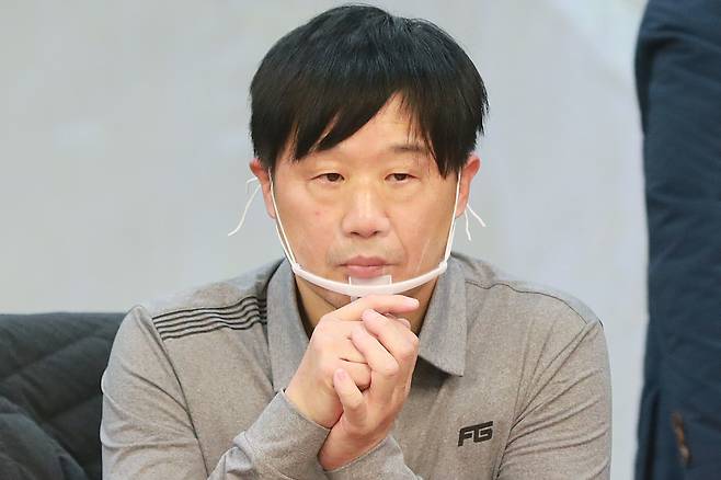 서민 단국대학교 교수가 11일 오전 서울 여의도 국회 의원회관에서 열린 국민의힘 초선모임인 '명불허전 보수다'에서 초청 강연에 앞서 참석자들의 인사말을 듣고 있다. [이상섭 기자/babtong@heraldcorp.com]