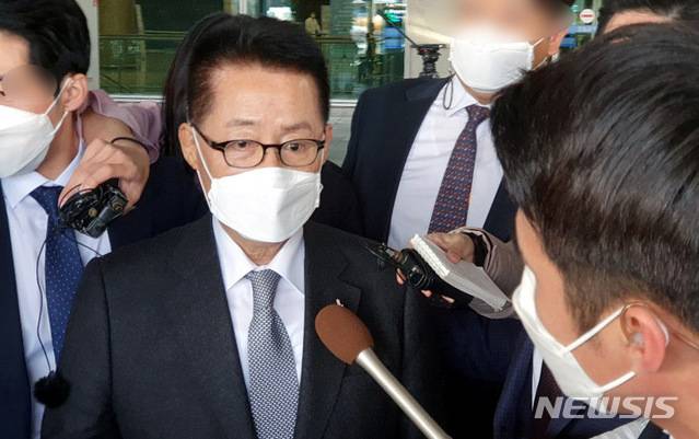 [인천공항=뉴시스]홍찬선 기자 =일본 스가 총리를 만나고 돌아온 박지원 국정원장이 11일 오후 인천공항을 통해 귀국하고 있다. 2020.11.11.  mania@newsis.com
