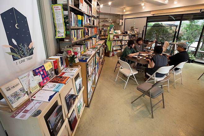 ⓒ시사IN 이명익경기도 파주시 문발동에 있는 쩜오책방은 협동조합 형태로, 동네서점을 표방한다.