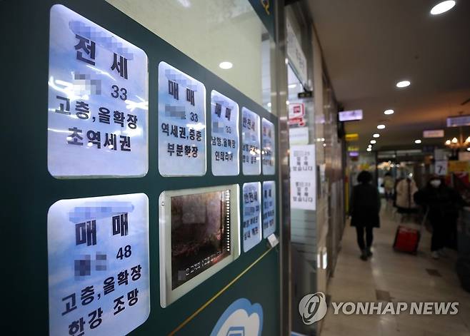 서울의 한 부동산중개업소 창에 붙은 '귀한' 전세 매물 정보 [연합뉴스 자료사진]