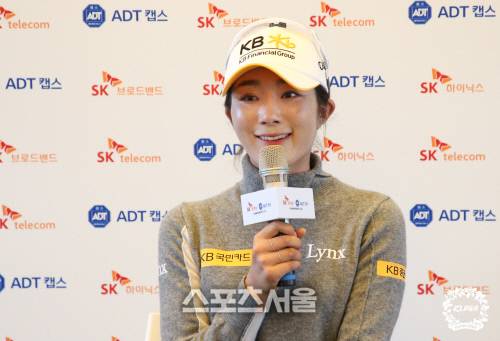 안송이가 13일 KLPGA투어 SK텔레콤^ADT캡스 챔피언십 1라운드를 마친 뒤 인터뷰하고 있다. /KLPGA제공