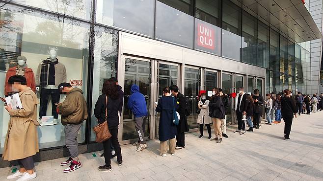 13일 오전 서울 잠실의 유니클로 매장 앞에서 소비자들이 ‘+J(플러스 제이)’ 컬렉션 제품을 구입하기 위해 줄을 서고 있다. /한경진 기자