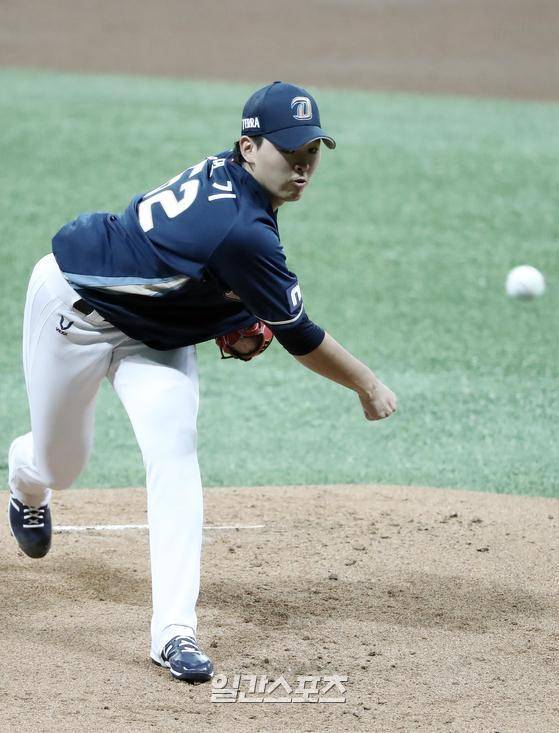 한국시리즈에서 NC의 4선발 카드로 유력한 송명기. 선발 로테이션 합류 후 커브 구사율을 높이며 다양한 투구 레퍼토리로 안정적인 경기 운영을 선보였다. IS포토