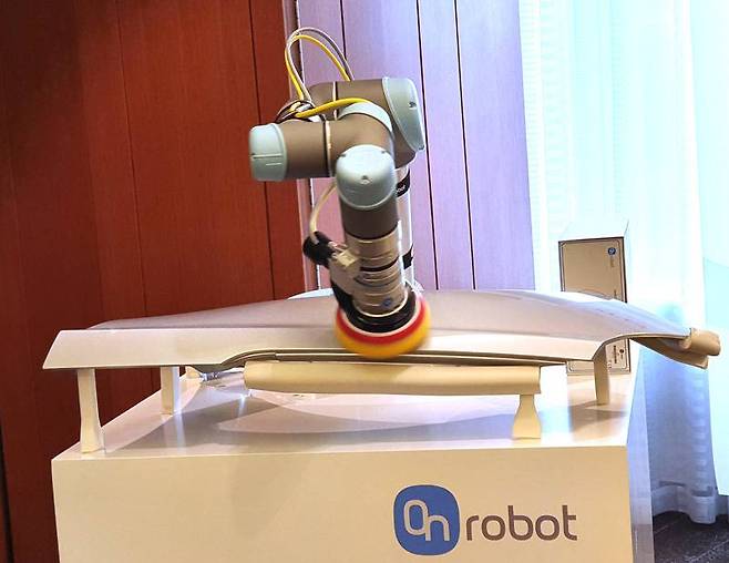 폴리싱 작업 시연중인 온로봇 샌더 (출처=IT동아)