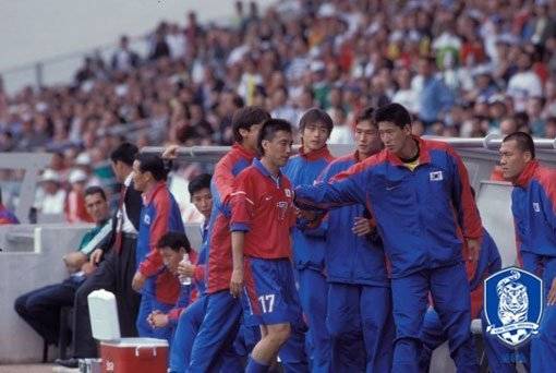 1998년 프랑스 월드컵 멕시코전에서 퇴장당하는 하석주. 사진제공｜대한축구협회