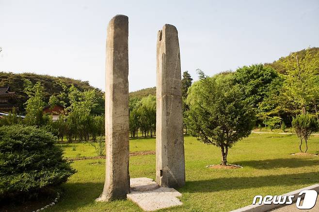 광법사 경내로 옮겨진 고구려 때 사찰인 중흥사의 당간지주의 모습. 우리나라에서 가장 오래된 당간지주로 알려져 있다. (미디어한국학 제공) 2020.11.14.© 뉴스1