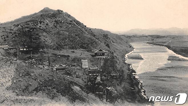 1894년 청일전쟁으로 대웅전 등이 소실된 영명사의 모습. 이때도 부벽루와 전금문은 남아 있었다. (미디어한국학 제공) 2020.11.14.© 뉴스1