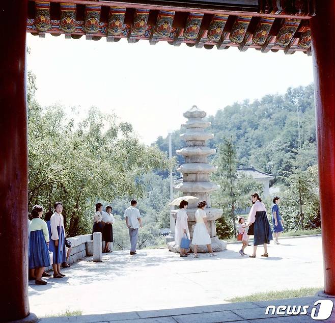 1960년대 중반 부벽루와 영명사 5층8각석탑을 평양시민들이 둘러보고 있다. 이때까지도 영명사가 있던 곳은 공개돼 있었다. (미디어한국학 제공) 2020.11.14© 뉴스1