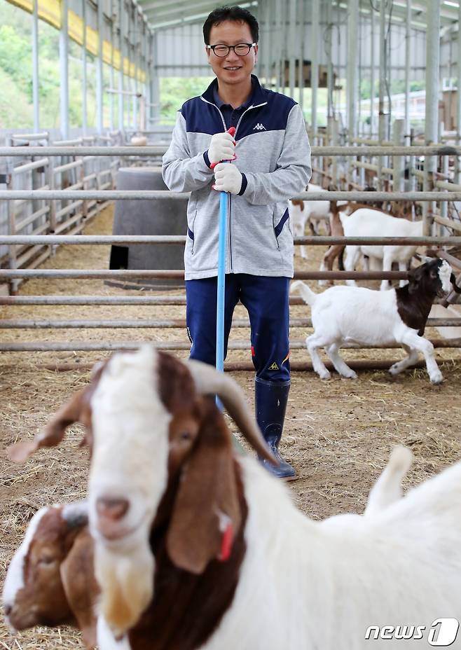 경북 의성 귀농 6년차 '염소아빠' 김영민(46)씨. 2020.10.23/뉴스1 © News1 공정식 기자