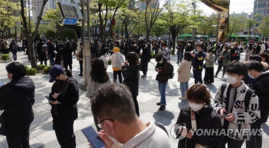 지난 4월23일 오전 서울 구로구 구로동 신도림 테크노마트 앞에서 시민들이 닌텐도 스위치 동물의숲 에디션 구매 응모를 하기 위해 줄지어 기다리고 있다. [이미지출처=연합뉴스]