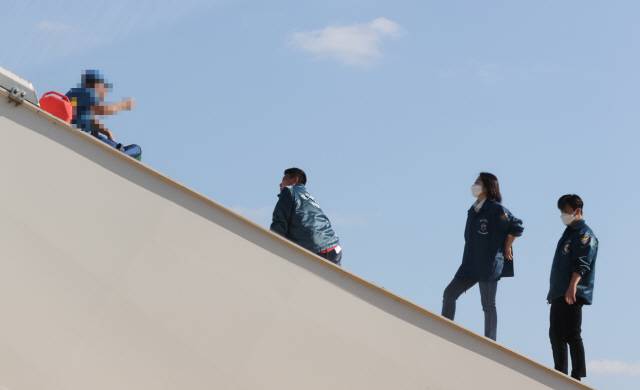 지난 9월 22일 서울 양화대교 위에서 투신 소동을 벌이던 남성을 설득하기 위해 이상경(오른쪽 두번째) 서울지방경찰청 과학수사과 경사가 위기협상팀 동료들과 함께 대화를 걸며 설득하고 있다./연합뉴스