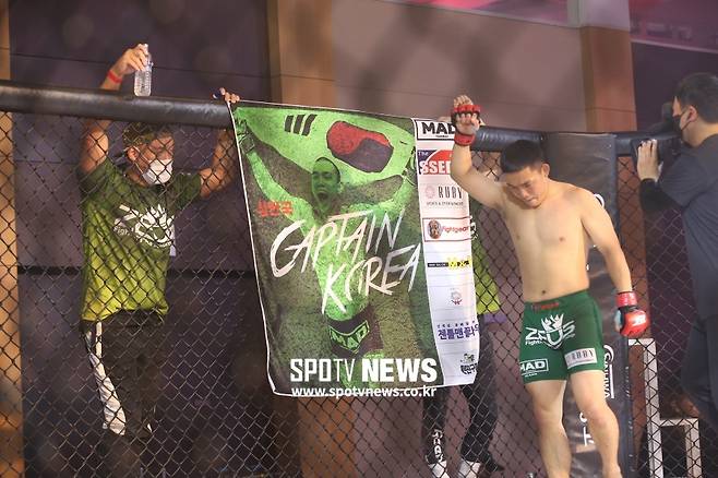 ▲ 정한국(오른쪽)이 종합격투기 데뷔 7년 만에 챔피언벨트를 허리에 둘렀다. ⓒ ZFC