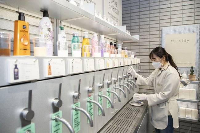 선택한 내용물을 용기에 담아 판매하는 아모레퍼시픽 리필 스테이션. [조영철 기자]