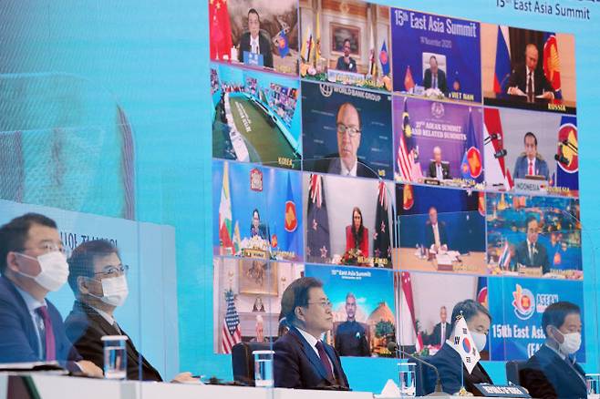 문재인 대통령이 지난 14일 오후 청와대 본관에서 열린 제15차 동아시아 화상 정상회의(EAS)에 참석해 회원국의 발언을 듣고 있다.(사진=뉴시스)