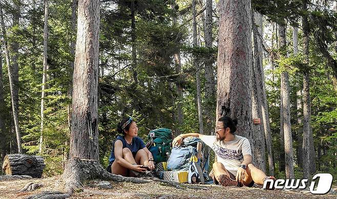 트레일 도중 휴식을 취하는 두두부부© 뉴스1 양희종씨 제공