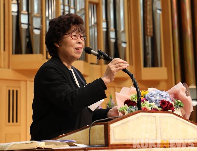 수상소감 밝히는 정여임 목사