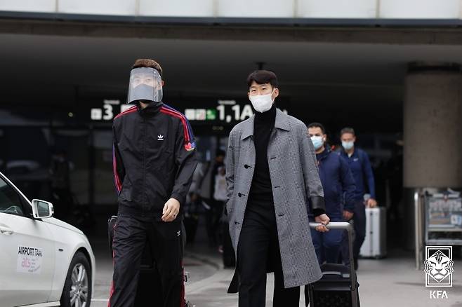 마스크에 페이스실드까지 착용하고 오스트리아 입국하던 조현우(왼쪽) [대한축구협회 제공. 재판매 및 DB 금지]