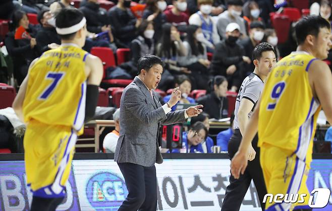 6일 오후 인천 부평구 삼산월드체육관에서 열린 '2019-2020 현대모비스 프로농구' 인천 전자랜드와 서울 삼성의 경기에서 유도훈 전자랜드 감독이 작전을 지시하고 있다. 유 감독의 뒤로 에이스침대 A보드 광고가 보인다. 2020.2.6/뉴스1 © News1 이재명 기자