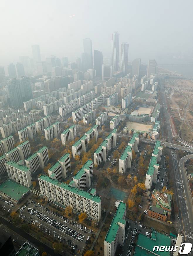 15일 서울 영등포구 63아트에서 바라본 도심 아파트단지. 이날 관계 부처에 따르면 정부가 이번주 전세대책 방안 발표를 추진 중이다. 전세난을 해소하기 위해 주택을 매입하거나 공공임대를 늘려 공급물량을 확보하는 방안이 유력한 것으로 알려졌다. 2020.11.15/뉴스1 © News1 안은나 기자