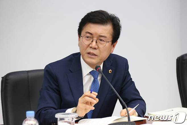 16일 박용근 전북도의원이 전북소방본부 소관 행감에서 질의를 하고 있다.2020.11.16 /뉴스1