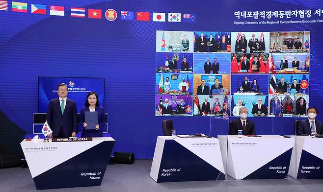 한국 등 15개국, '세계최대 FTA' RCEP 협정 서명 = 문재인 대통령이 15일 청와대에서 열린 세계 최대규모의 자유무역협정(FTA)인 '역내포괄적경제동반자협정(RCEP)' 협정문 서명식에 참석, 서명을 마친 유명희 통상교섭본부장과 기념촬영 하고 있다. 2020.11.15 연합뉴스