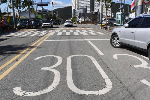 지난 10월 1일 10대 무면허 렌터카 사고가 난 전남 화순군 화순읍 소재 도로에 시속 30km 이하 표시가 그려져 있다. 사고 차량은 반대편 차로에서 100km가 넘는 속도로 달리다 횡단보도를 건너던 안예진씨를 치고 달아났다. 화순=고영권 기자