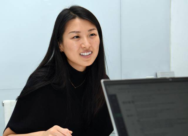 캐롤 박 대표가 마쿠 막걸리의 사업 계획을 설명하고 있다. 그는 마쿠 막걸리를 미국을 넘어 캐나다, 동남아 등지에도 판매할 계획이고, 2022년에는 한국 판매도 추진할 예정이다. 왕나경 인턴기자.