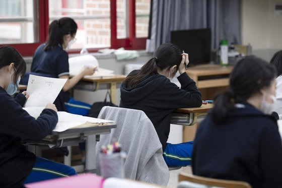 지난 9월 16일 오전 대구 수성구 정화여고에서 학생들이 9월 모의평가를 치르고 있다. [뉴스1]