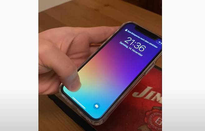 아이폰12 미니에서 플래시 버튼이 터치되지 않는 모습 /사진=유튜브 Adam Horvath